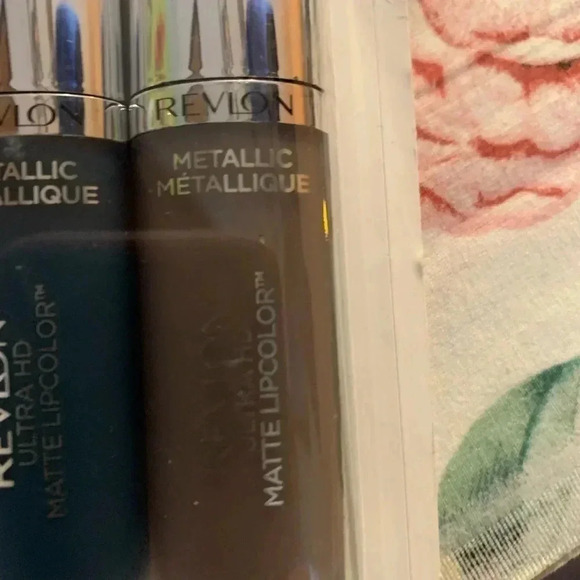 Revlon 2 PK of lipgloss - Picture 2 of 4